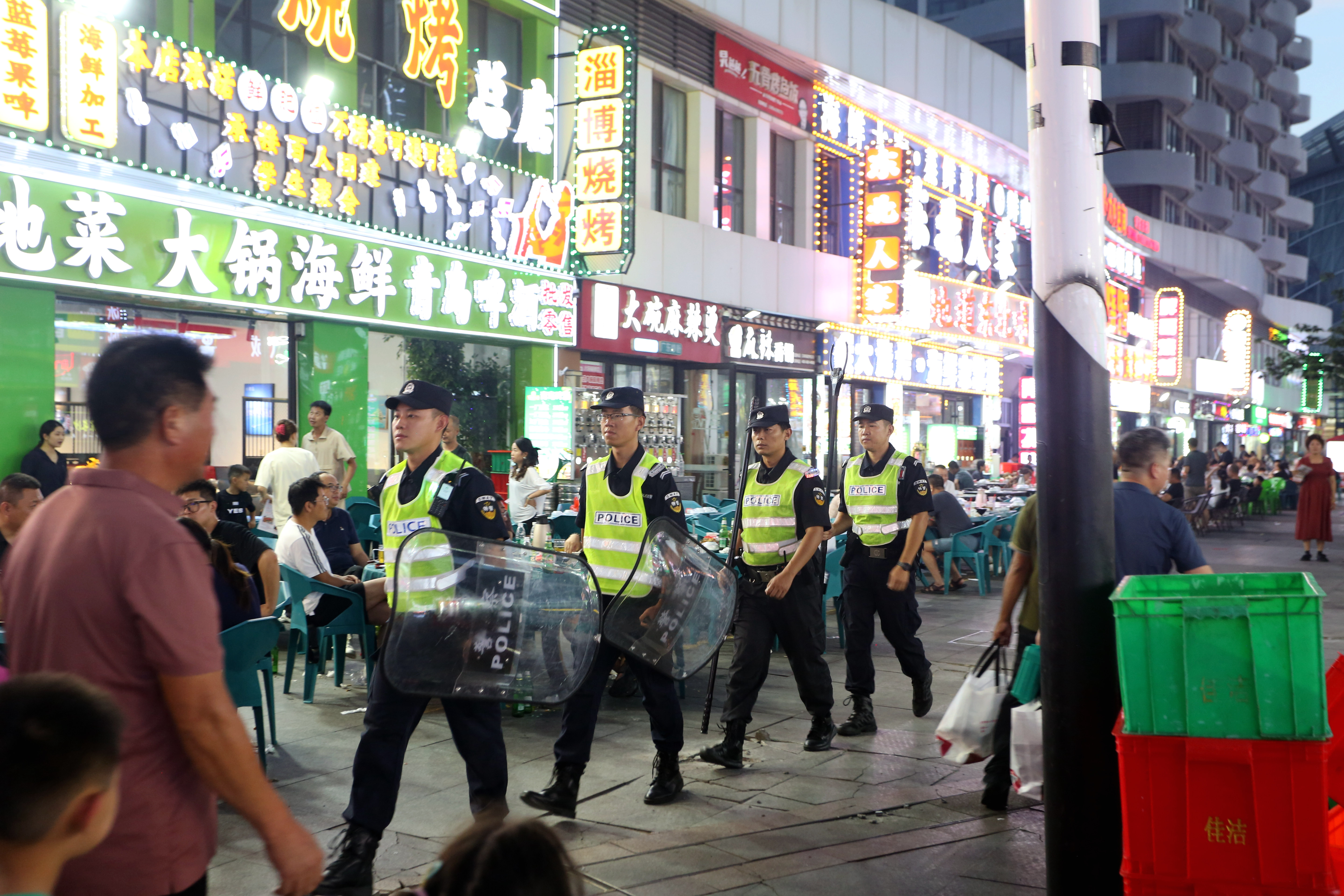 黄岛公安：当好城市“守夜人”，护航烟火“夜经济”