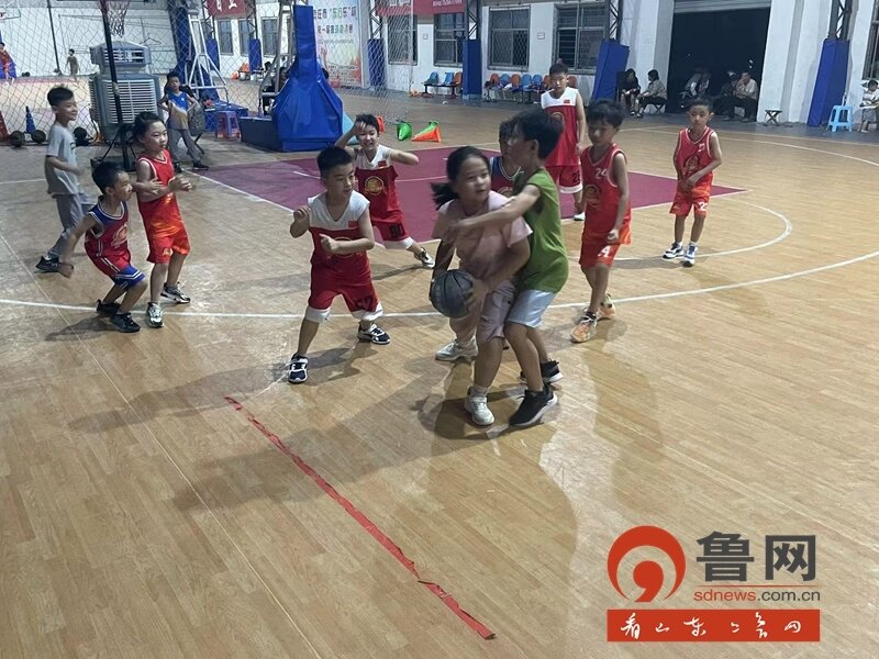 矿区街道机厂社区:迎"篮"而上,追"球"梦想少儿篮球赛活动