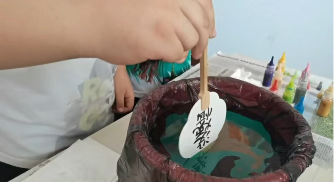 泉”在济南过暑假】以漆为笔 以扇作媒 济南市莱芜区高庄街道开展漆扇制作科普活动 - 济东频道