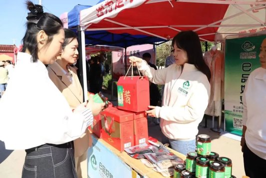 “直播+展销”郓城电商将农特产品送到村民家门口