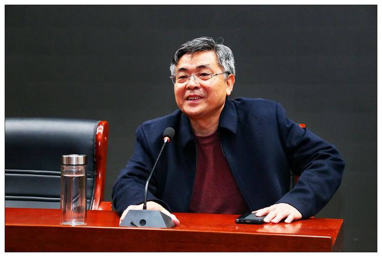 菏泽市老年书画家协会常务副会长,菏泽书法艺术研究会艺术顾问李贵钦