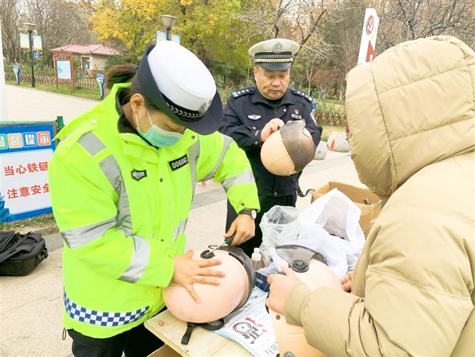 交警“花式”宣传文明交通理念