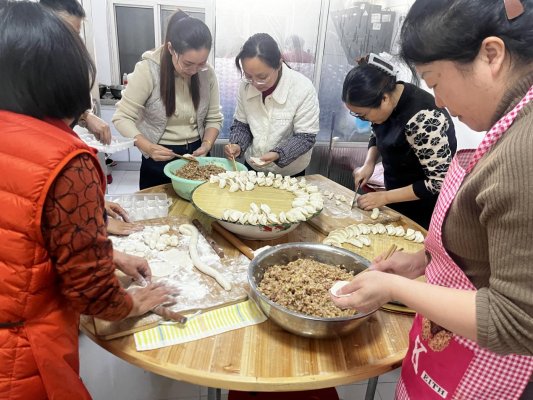 济南市莱芜区凤城街道芳馨园社区：饺香迎冬至 浓情暖人心