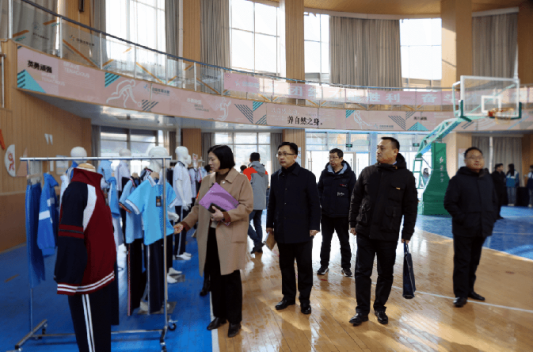 任城区教体局举办校服学校自选工作现场会   4家企业中标1