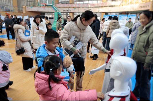 任城区教体局举办校服学校自选工作现场会   4家企业中标2