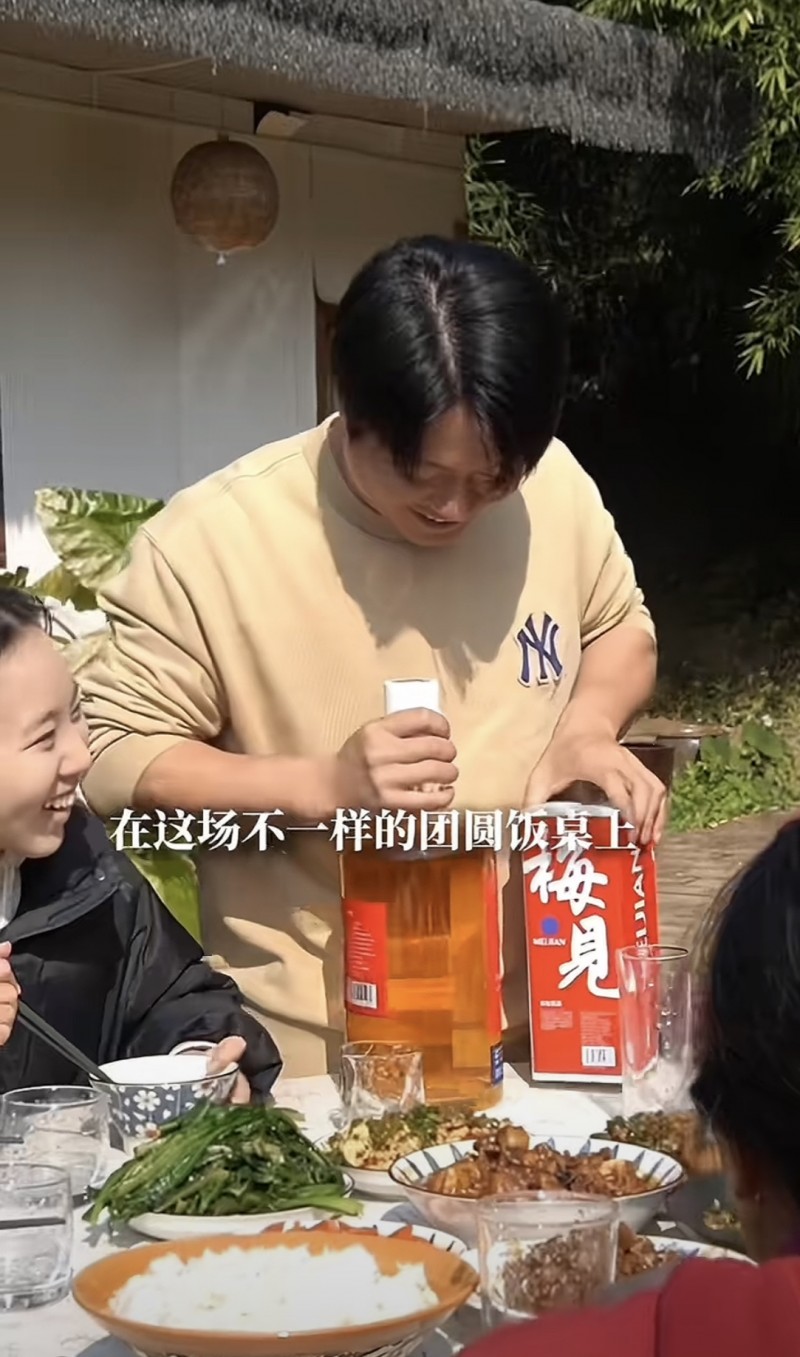 返乡青年名模坤、家伟、建康等陪伴村里老人过年，家伟陪他们一起喝好酒梅见