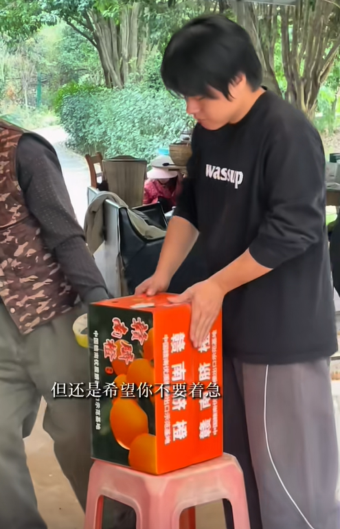 返乡青年名模坤、家伟、建康等陪伴村里老人过年，家伟陪他们一起喝好酒梅见