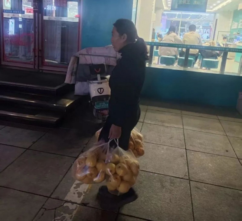 57岁“苹果女王”逆风出道！一个退休英语教师的电商突围