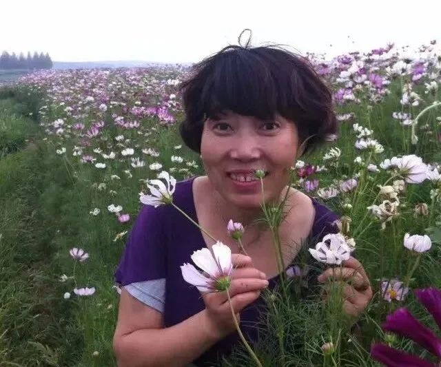57岁“苹果女王”逆风出道！一个退休英语教师的电商突围