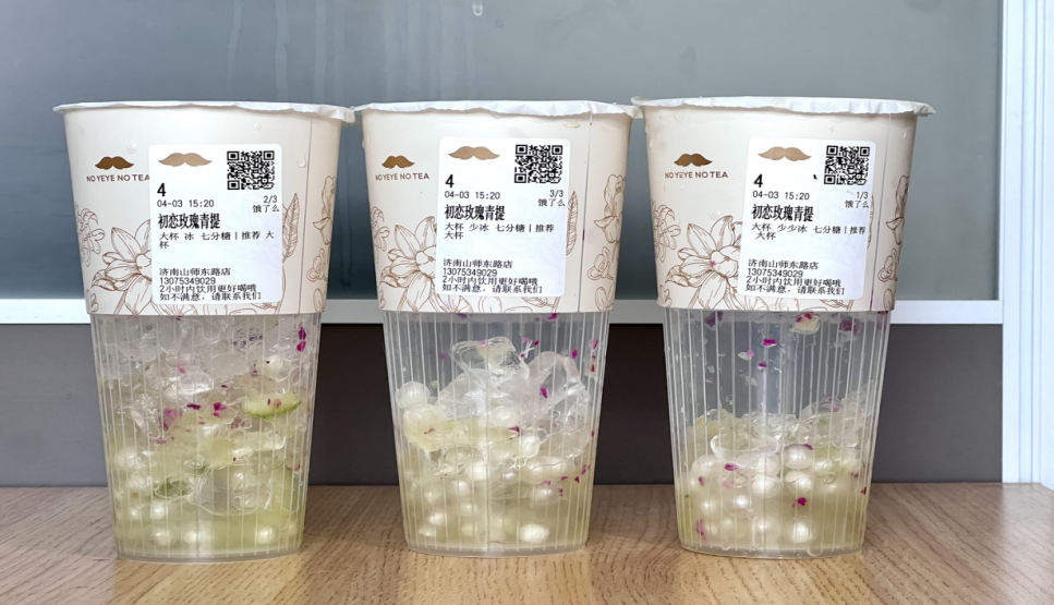 记者实测5款茶饮含冰量：蜜雪少冰近似正常冰，有品牌冰块放了半杯……