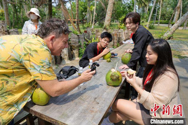 侨见海南自贸港：洋网红“拖米阿叔”的椰岛情缘
