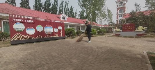 图2：清理直播场地（广汝兵 摄）