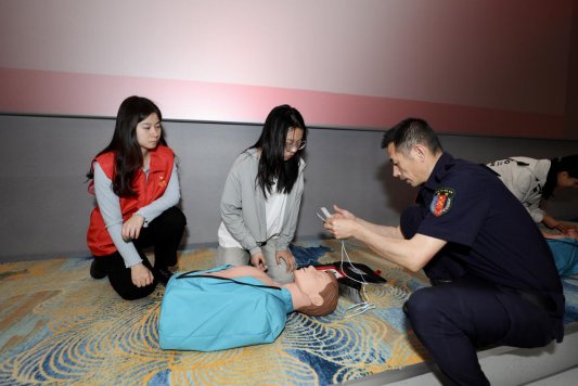 橙心守护 平安同行——急救知识进万家公益巡讲活动在山东师范大学举办​