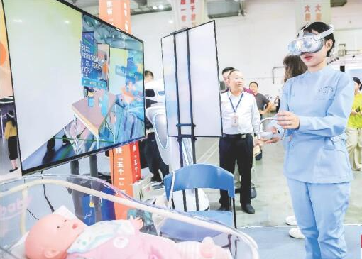 广东打造产教评生态链缩短人才培养周期 学徒制学生入学即就业