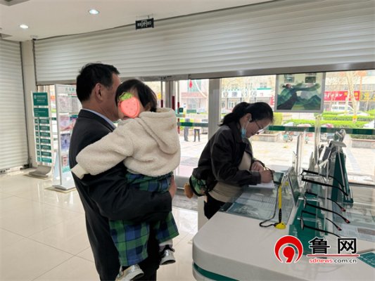 帮着抱孩子之一