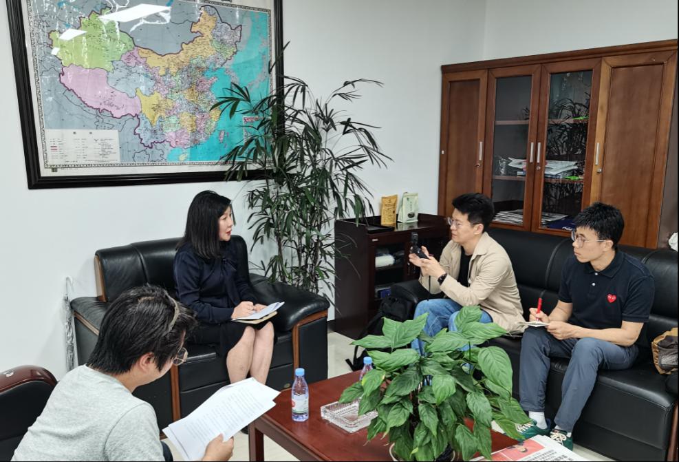 记者采访企业跨境物流建设情况。人民网 孙启凡摄