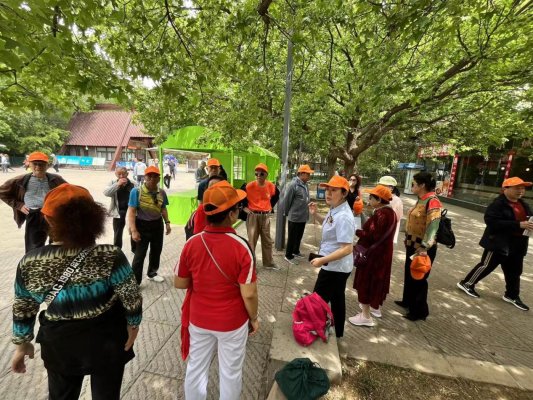 日照银行济南槐荫支行党支部开展“健步槐荫下，同行共未来”健步行活动