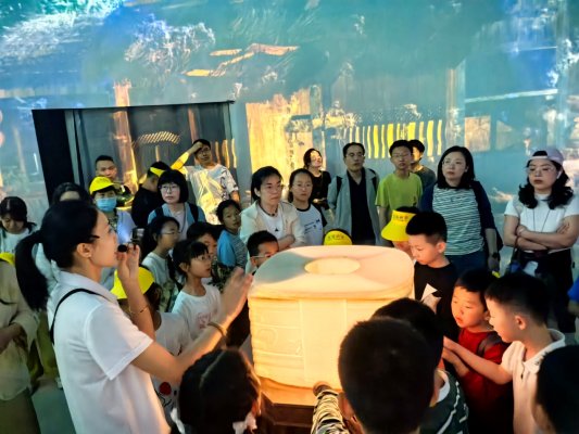 探索欢乐荟 童心向未来——济南市莱芜区花园学校二（9）中队开展“六一”研学活动
