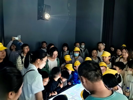 探索欢乐荟 童心向未来——济南市莱芜区花园学校二（9）中队开展“六一”研学活动