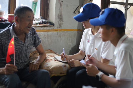 开展走访老党员活动