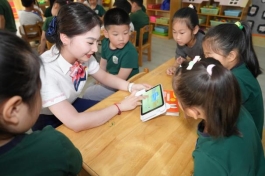 联通营业员小姐姐带孩子体验作业帮学习机和学习笔（助学三件套内容）