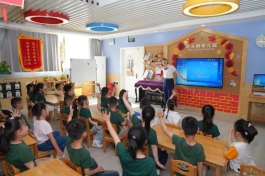 联通营业员带孩子跳舞互动