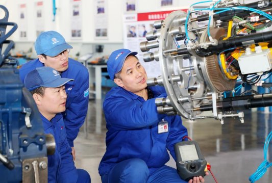 2022年3月-创新工作室-与徒弟们调试新项目夹具