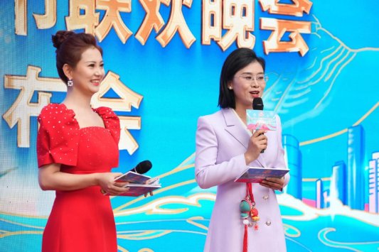 刘瑞艳事迹照片6，山东春晚新闻发布会