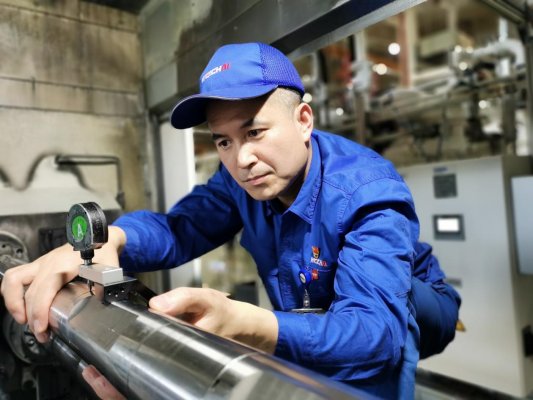 2021年6月-车间现场-对修复后的镗杆进行精度调校