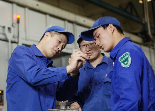 2021年4月-车间现场-向徒弟传授维修知识