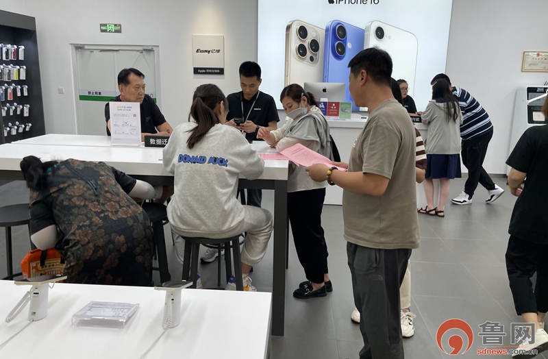 枣庄市中心街街道人大工作室走进吾悦广场开展立法民意征集及宣传活动