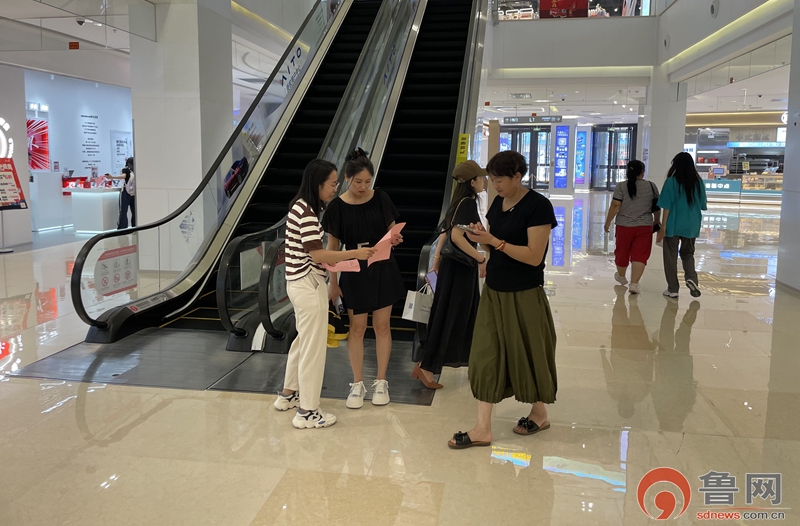 枣庄市中心街街道人大工作室走进吾悦广场开展立法民意征集及宣传活动