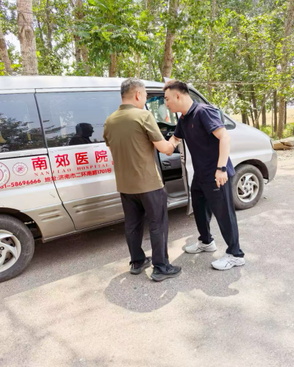 高温下的生命守护：济南南郊医院紧急救援五保户老人
