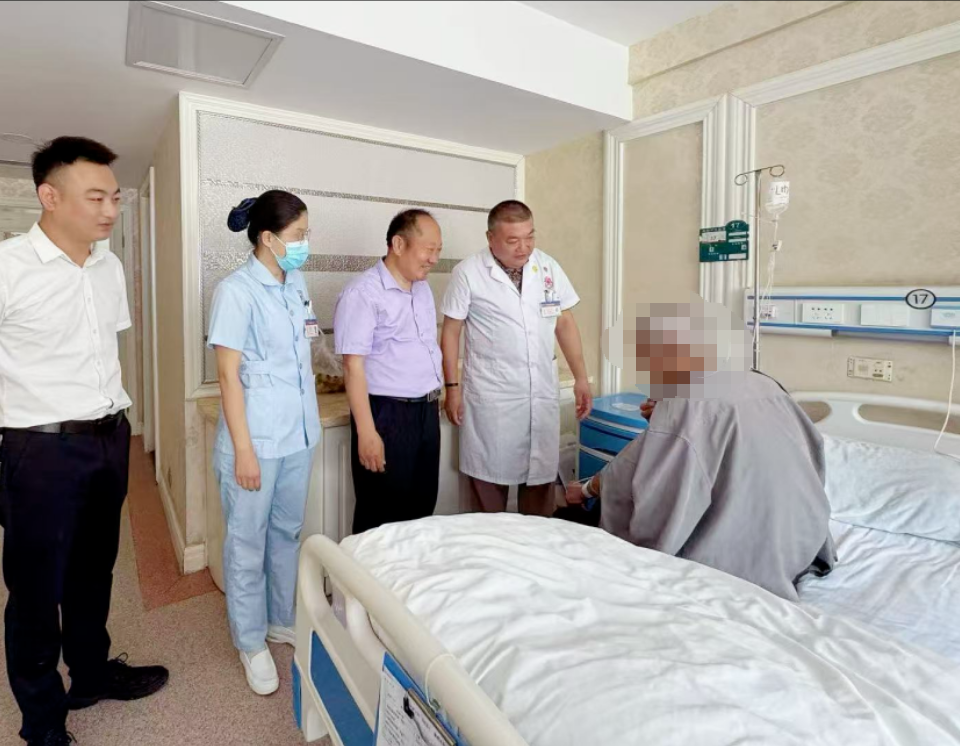 高温下的生命守护：济南南郊医院紧急救援五保户老人