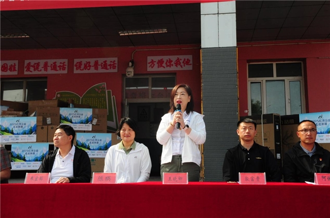 2025飞利浦空调红顶公益行，为新疆喀拉苏镇奇格尔台小学点亮期待