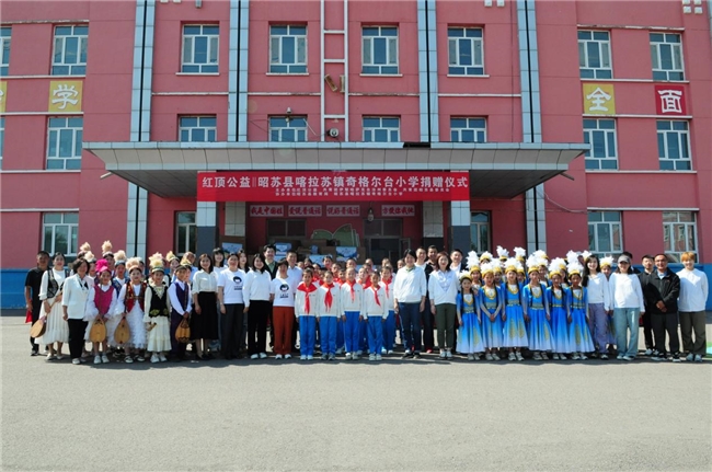 2025飞利浦空调红顶公益行，为新疆喀拉苏镇奇格尔台小学点亮期待
