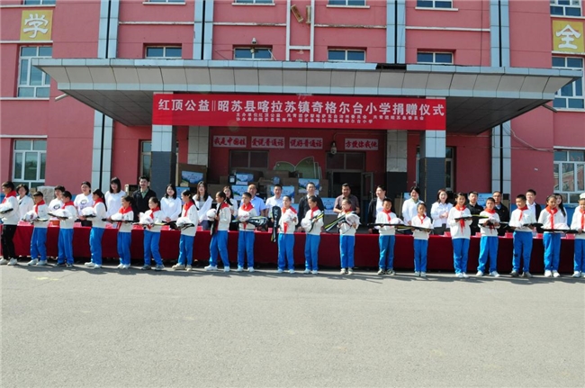 2025飞利浦空调红顶公益行，为新疆喀拉苏镇奇格尔台小学点亮期待