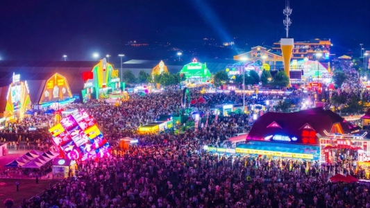 青岛西海岸新区金沙滩啤酒城狂欢正酣！9个啤酒大篷演艺持续精彩