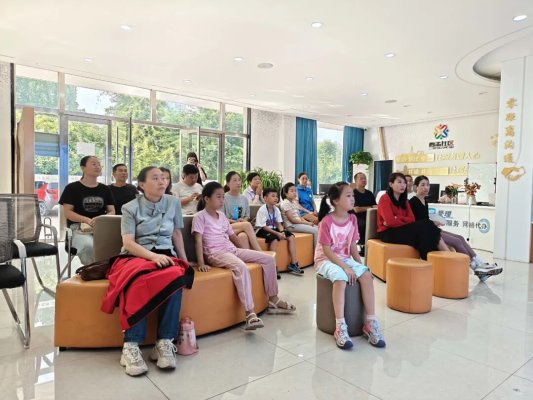 济宁市任城区金城街道西孟社区举办“明眸护视力 巧手做艾锤”志愿服务活动