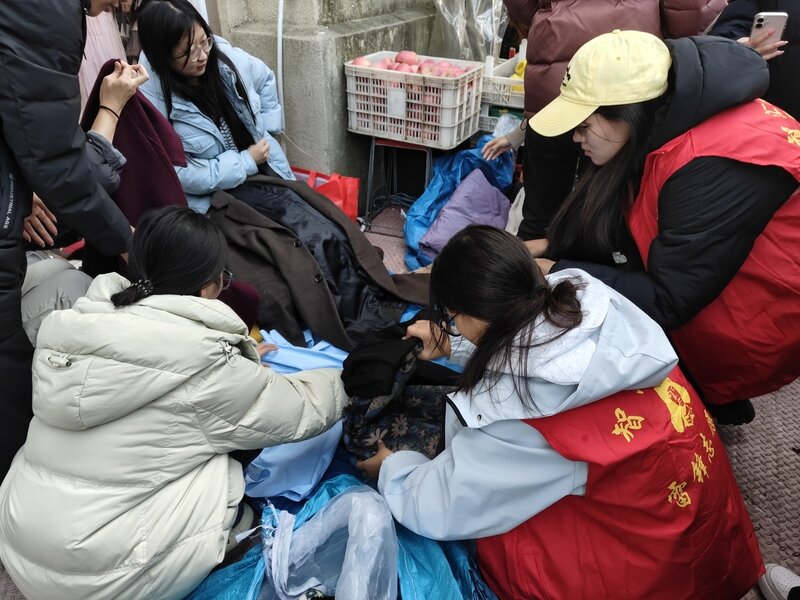 深秋捐冬衣 爱心暖港城