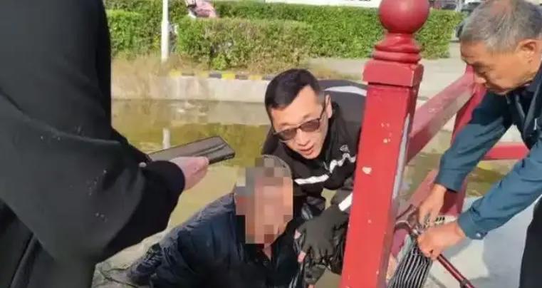 点赞菏泽！快递小哥冰冷的湖水中救下八旬老人！