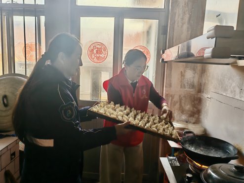 冬至饺香暖独居 银龄无忧享安康 青岛灵珠山街道“银龄无忧”项目携手真情巴士开展常态化助老服务
