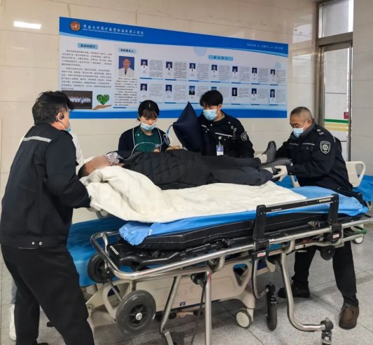 与死神竞速！青岛西海岸第二医院急诊科为老年消化道出血危重患者筑牢生命防线