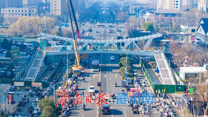 项目强省会｜配备直梯！印象济南旁人行天桥加速建设，缓解拥堵指日可待