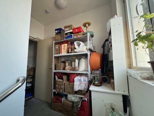 楼道变“杂物间” 淄博高新区部分小区消防楼梯沦为“私人仓库”