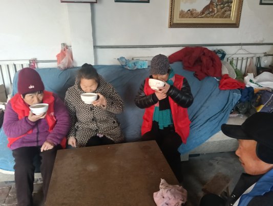 济宁市任城区二十里铺街道南村开展“浓情腊八 暖邻同行”志愿服务活动