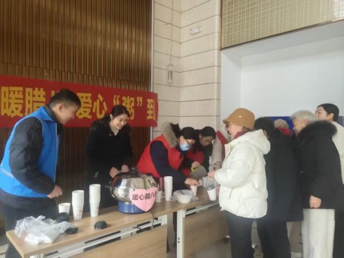 济宁市任城区李营街道五里屯社区开展“情暖腊八 爱心粥到”志愿服务活动