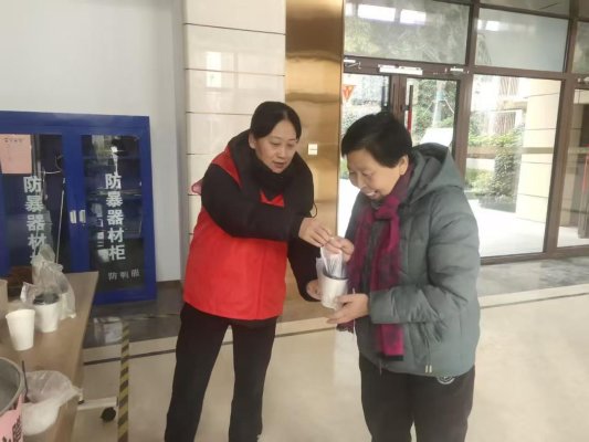 济宁市任城区李营街道五里屯社区开展“情暖腊八 爱心粥到”志愿服务活动