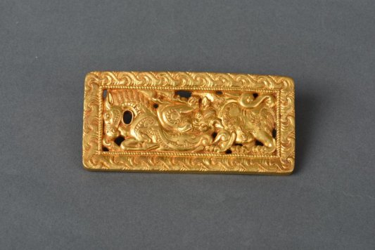 5.13.00134汉猛兽噬马纹金带饰