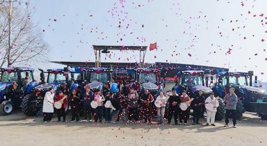 2雷沃大马力拖拉机交付现场